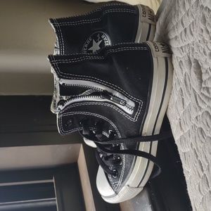 Women's size 7 converse shoes.